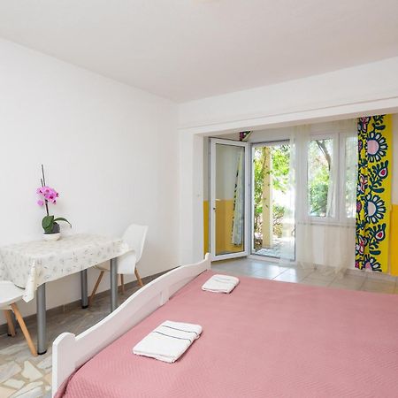 Apartments Roza Omis Exterior photo
