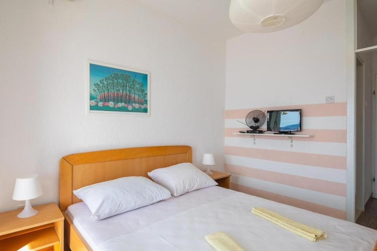 Apartments Roza Omis Exterior photo