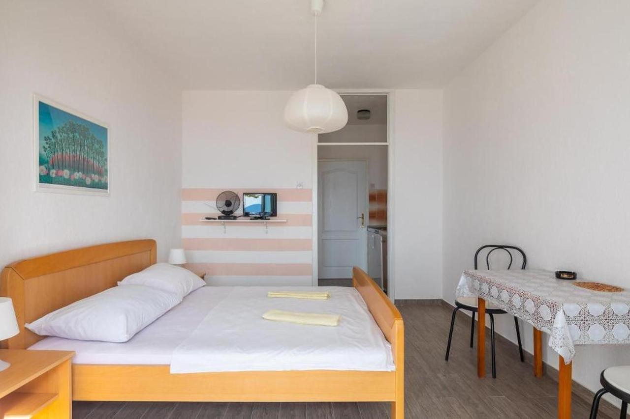 Apartments Roza Omis Exterior photo