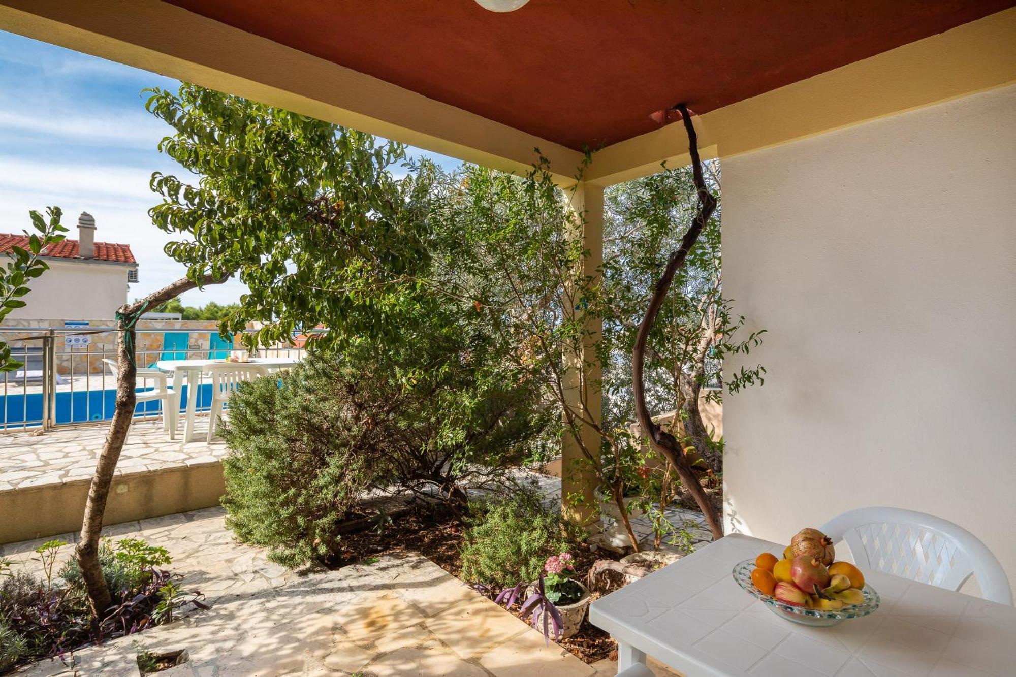 Apartments Roza Omis Exterior photo