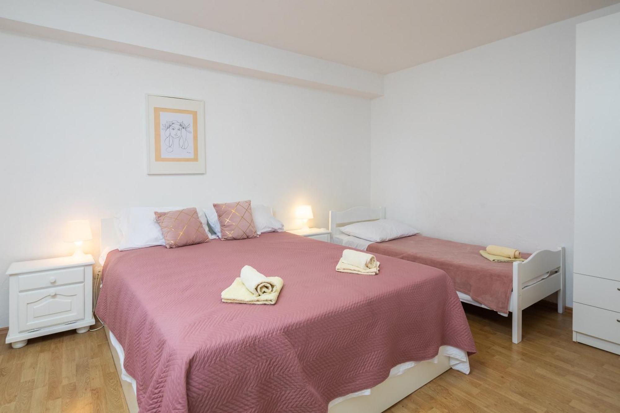 Apartments Roza Omis Exterior photo