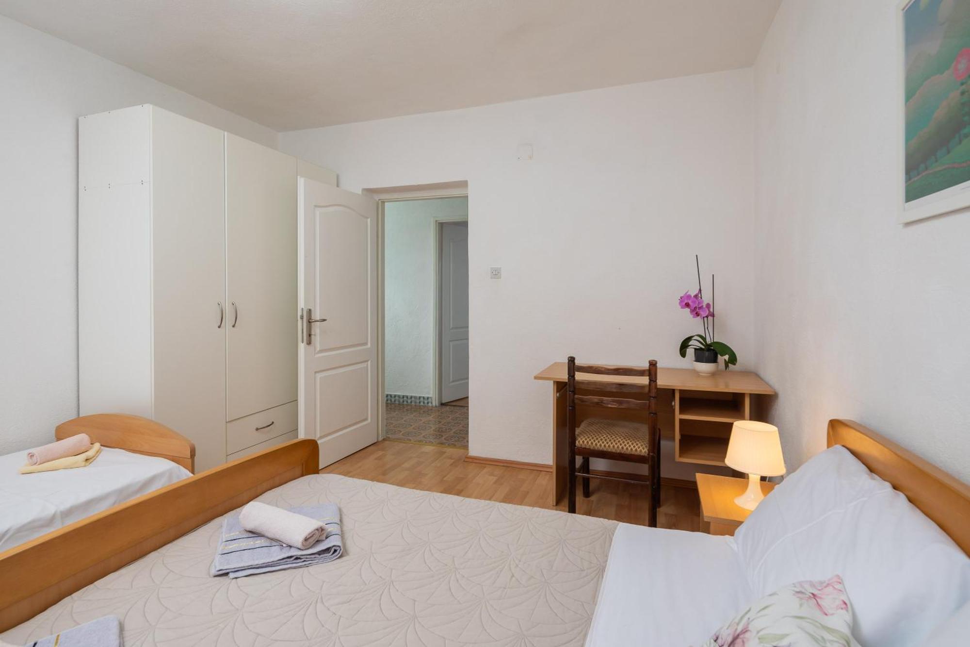 Apartments Roza Omis Exterior photo