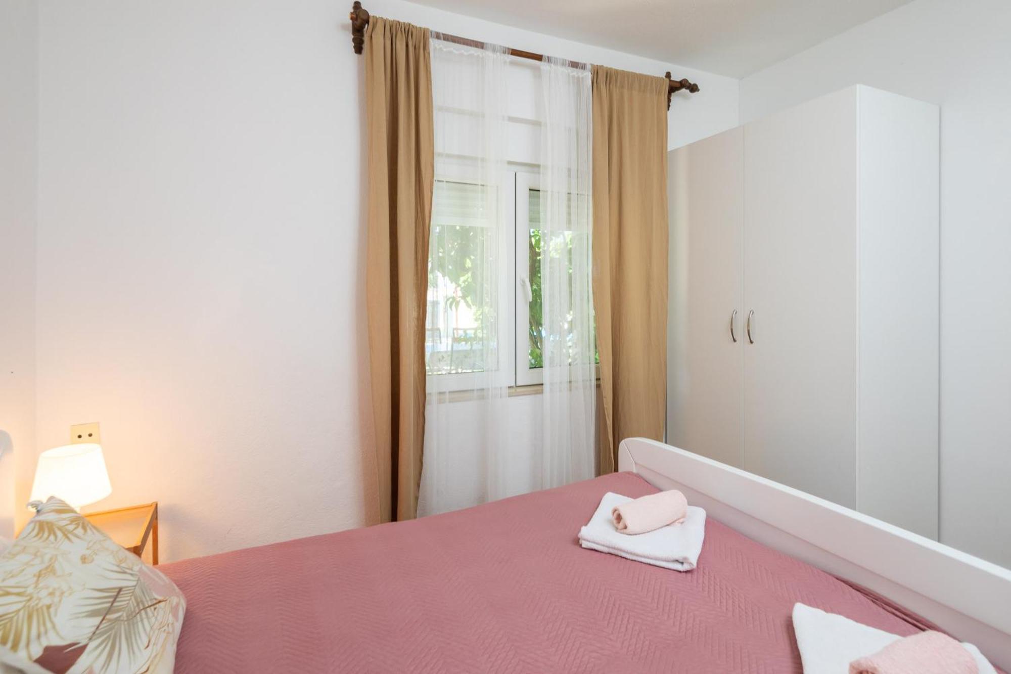 Apartments Roza Omis Exterior photo